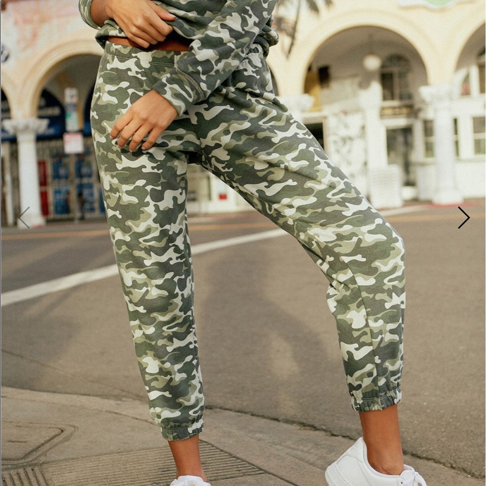 Spiritual Gangster camo joggers, S ( brand new)